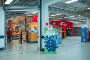 Eingangsbereich eines Supermarkts als Community-Hotspot