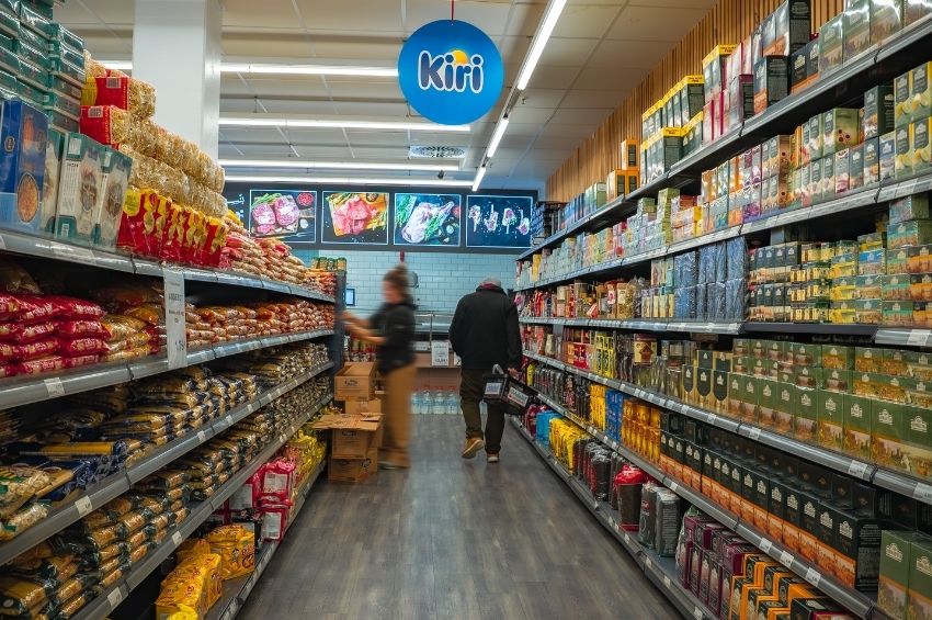 Supermarktgang mit modernen PANO TV Displays