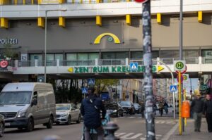 Belebte Kreuzberger Straße als relevanter Ort für mehrsprachige Werbebotschaften