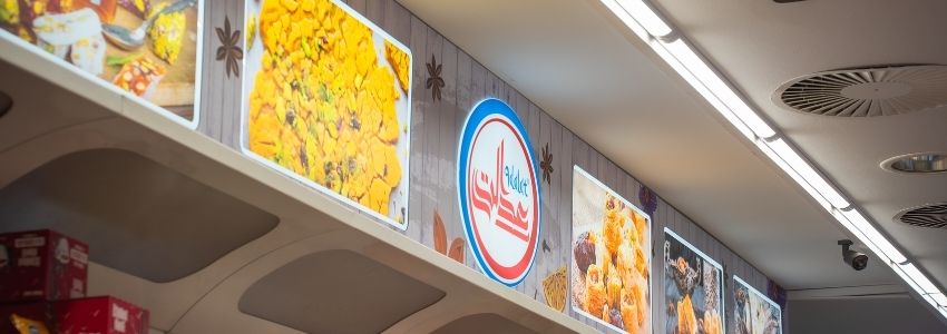 PANO TV Werbedisplay in einem ethnischen Supermarkt als Teil vertrauter Community-Räume