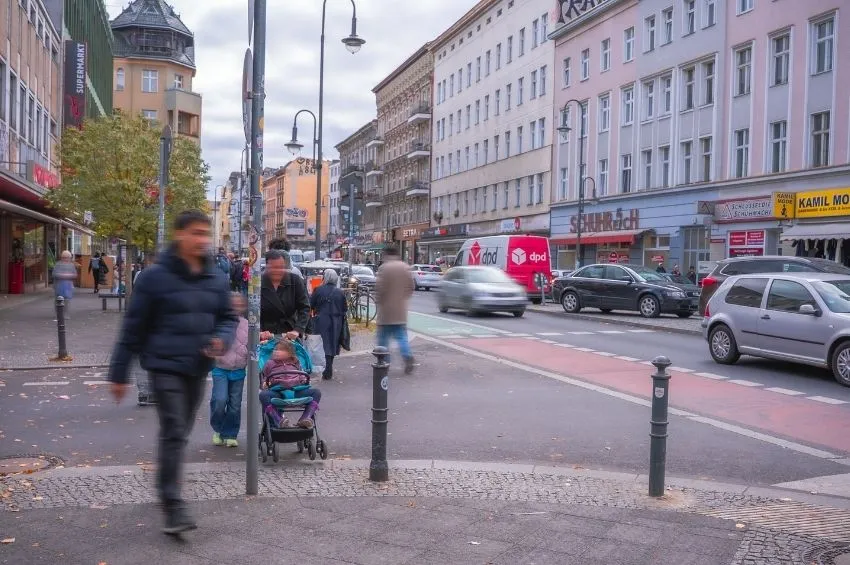 Straßenszene in Berlin als Beispiel für kulturelle Vielfalt im Alltag