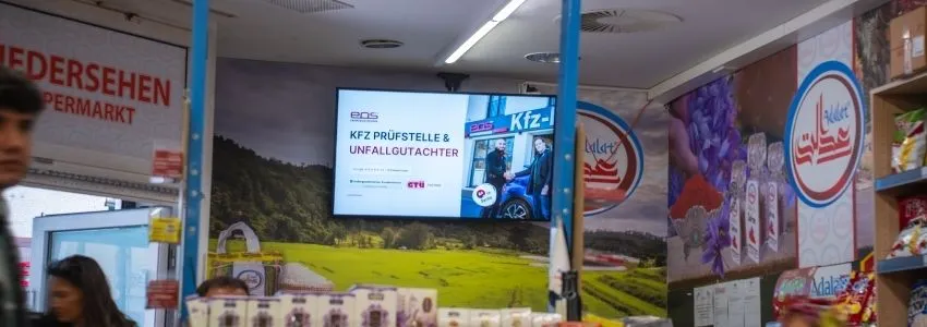 Digitale Werbung auf Bildschirm im Supermarkt in Berlin