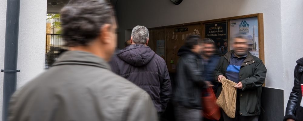 Lokale Community vor einem Geschäft beeinflusst Kaufentscheidungen durch Vertrauen und Empfehlungen